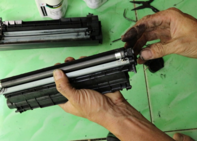 ​Có nên "mạo hiểm" nạp mực ngoài cho máy in màu?